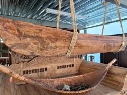 8#9425 Canoa Borneo e Armadietto con Sculture Timor