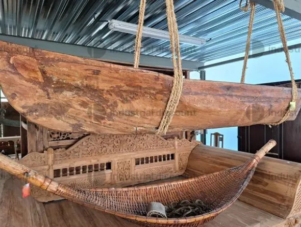 8#9425 Canoa Borneo e Armadietto con Sculture Timor