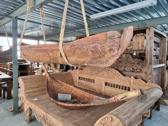 8#9425 Canoa Borneo e Armadietto con Sculture Timor
