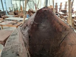 8#9425 Canoa Borneo e Armadietto con Sculture Timor