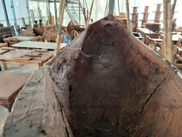 8#9425 Canoa Borneo e Armadietto con Sculture Timor