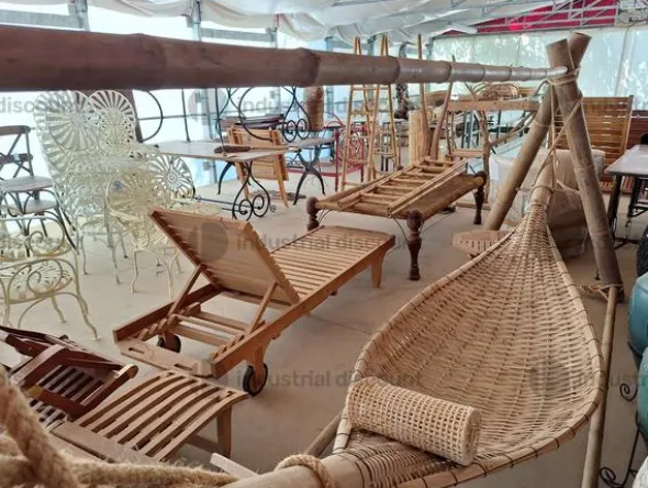 8#9425 Canoa Borneo e Armadietto con Sculture Timor