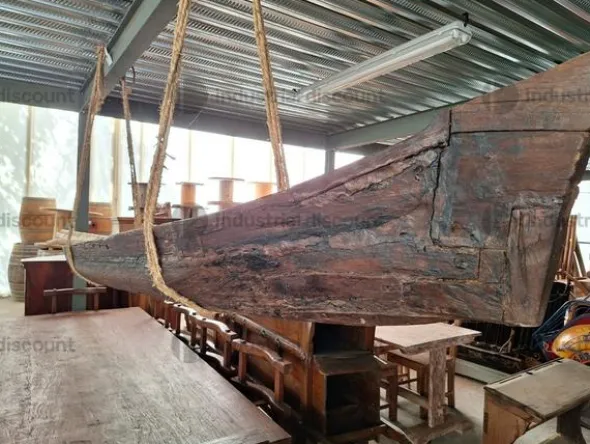 8#9425 Canoa Borneo e Armadietto con Sculture Timor