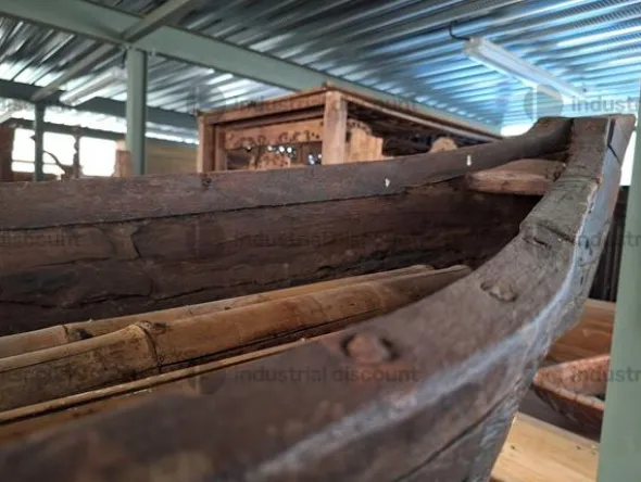 8#9425 Canoa Borneo e Armadietto con Sculture Timor