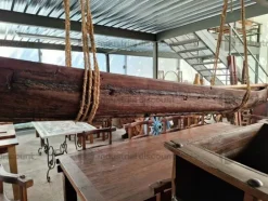 8#9425 Canoa Borneo e Armadietto con Sculture Timor