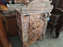 8#9425 Canoa Borneo e Armadietto con Sculture Timor