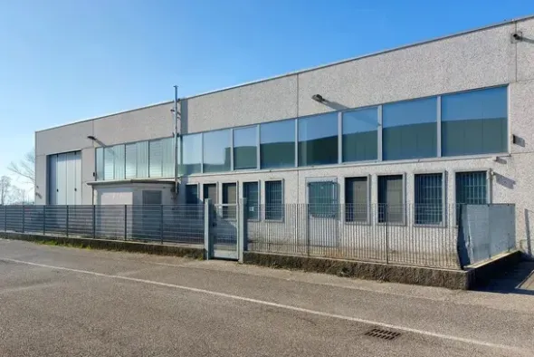 #23007 Capannone ad uso commerciale con cortile