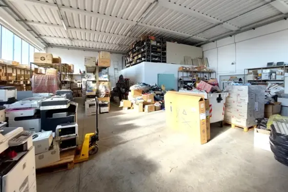 #23007 Capannone ad uso commerciale con cortile