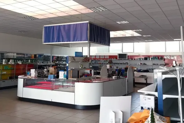 #23007 Capannone ad uso commerciale con cortile