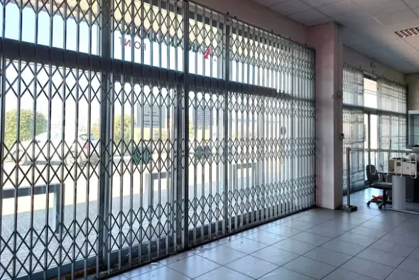 #23007 Capannone ad uso commerciale con cortile