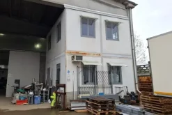 #2638459 Capannone artigianale con cabina e terreno