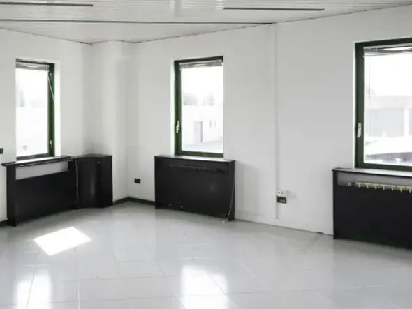 #2639676 Capannone a Venegono Inferiore con area esterna