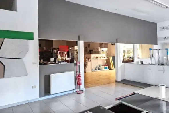 #25835 Capannone commerciale con ampio piazzale