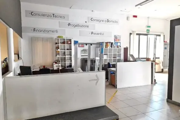 #25835 Capannone commerciale con ampio piazzale