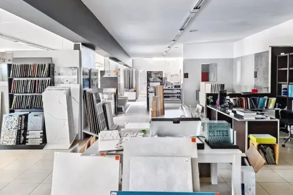 #25835 Capannone commerciale con ampio piazzale