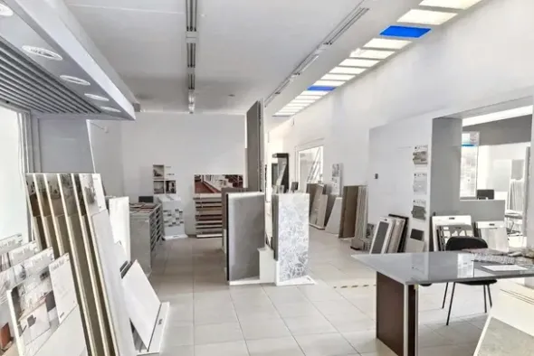 #25835 Capannone commerciale con ampio piazzale