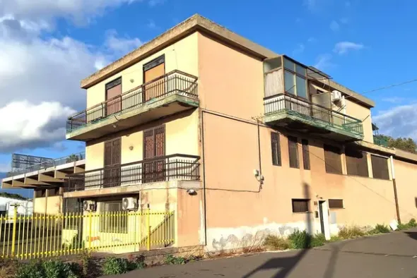 #23288 Capannone commerciale con area edificabile