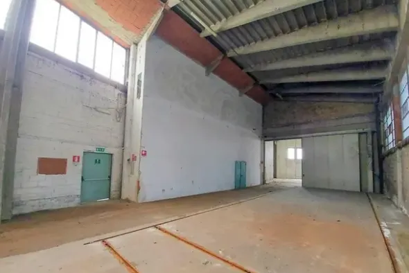#14679 Capannone con aree urbane e parcheggio