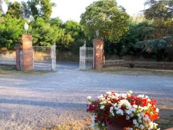 Capannone con casa annessa e ampio piazzale