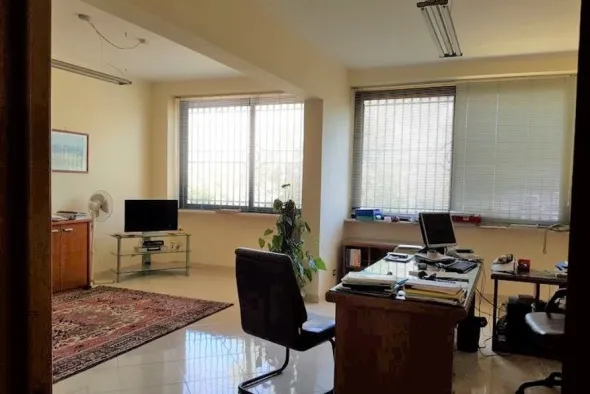 #11089 Capannone con laboratorio, negozio e zona uffici