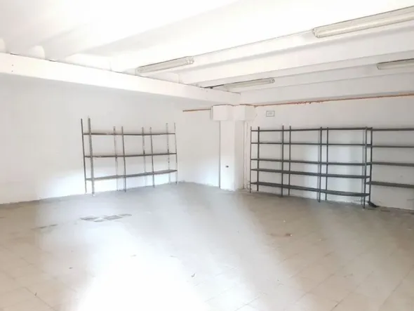 #1852 Capannone con uffici e area esclusiva