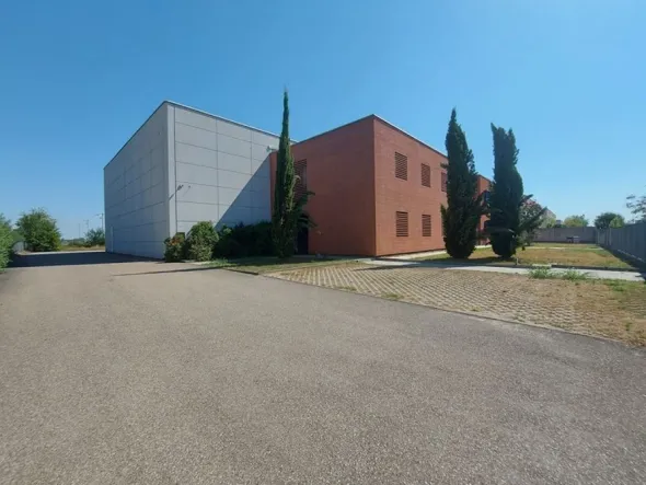 #18665 Capannone con uffici e area scoperta esclusiva