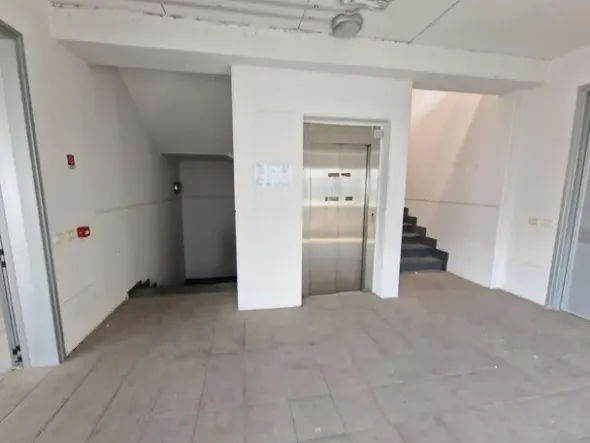 #25734 Capannone con uffici e corte esterna - Proprietà superficiaria