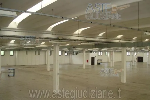 #9145 Capannone industriale con appartamento