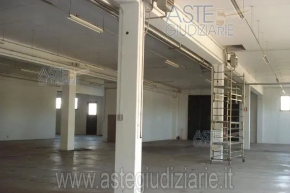 #9145 Capannone industriale con appartamento