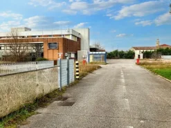 #22832 Capannone industriale con due unità residenziali