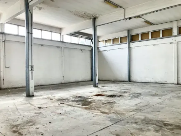 #22832 Capannone industriale con due unità residenziali