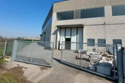#25773 Capannone su due livelli con ampia area esterna