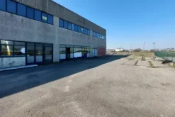 #25773 Capannone su due livelli con ampia area esterna