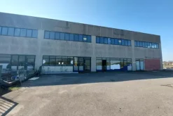 #25773 Capannone su due livelli con ampia area esterna
