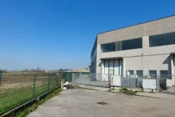 #25773 Capannone su due livelli con ampia area esterna
