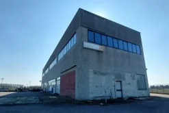#25773 Capannone su due livelli con ampia area esterna