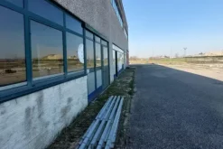 #25773 Capannone su due livelli con ampia area esterna