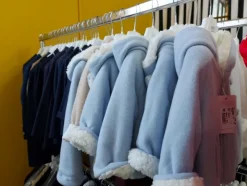 178#7915 Capi di abbigliamento da bimbo e tessuti