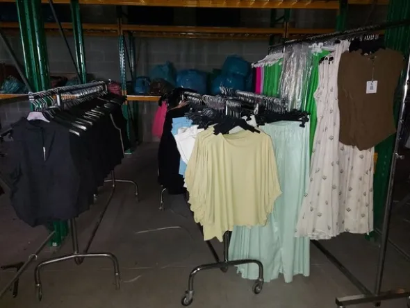 2#8129 Capi di abbigliamento e arredo da negozio