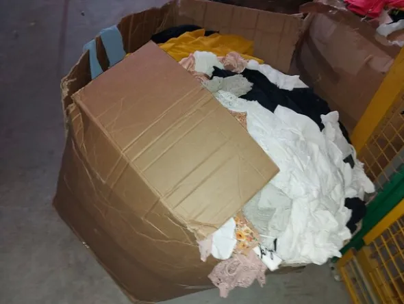 2#8129 Capi di abbigliamento e arredo da negozio