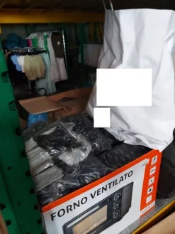 2#8129 Capi di abbigliamento e arredo da negozio