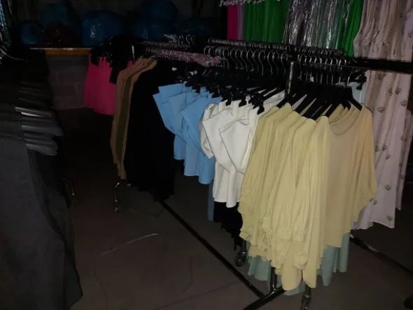 2#8129 Capi di abbigliamento e arredo da negozio