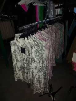 2#8129 Capi di abbigliamento e arredo da negozio