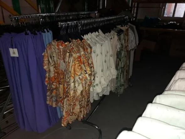 2#8129 Capi di abbigliamento e arredo da negozio