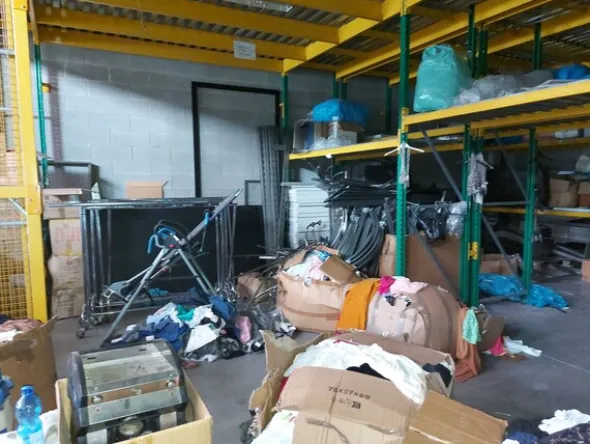 2#8129 Capi di abbigliamento e arredo da negozio