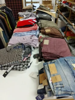 1#8071 Capi di abbigliamento e calzature