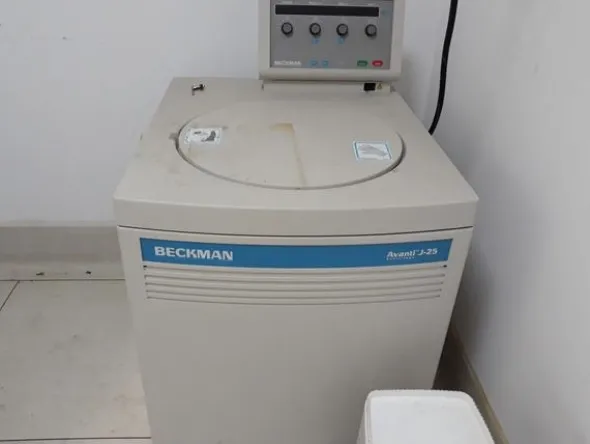 29#3675 Cappa chimica Airone S e centrifuga Beckman