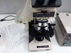 20#3675 Cappa flusso laminare Gelaire e microscopio Olympus BH2
