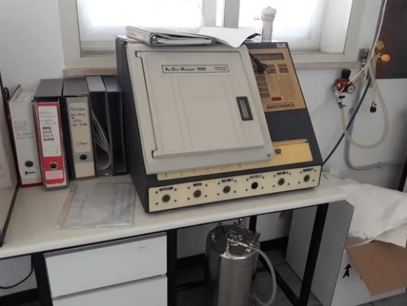 15#3675 Cappa flusso laminare Oasis e centrifuga Beckam