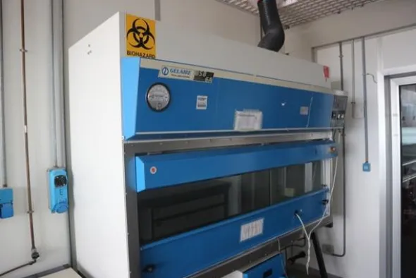 33#2717 Cappa Gelaire e arredi laboratorio